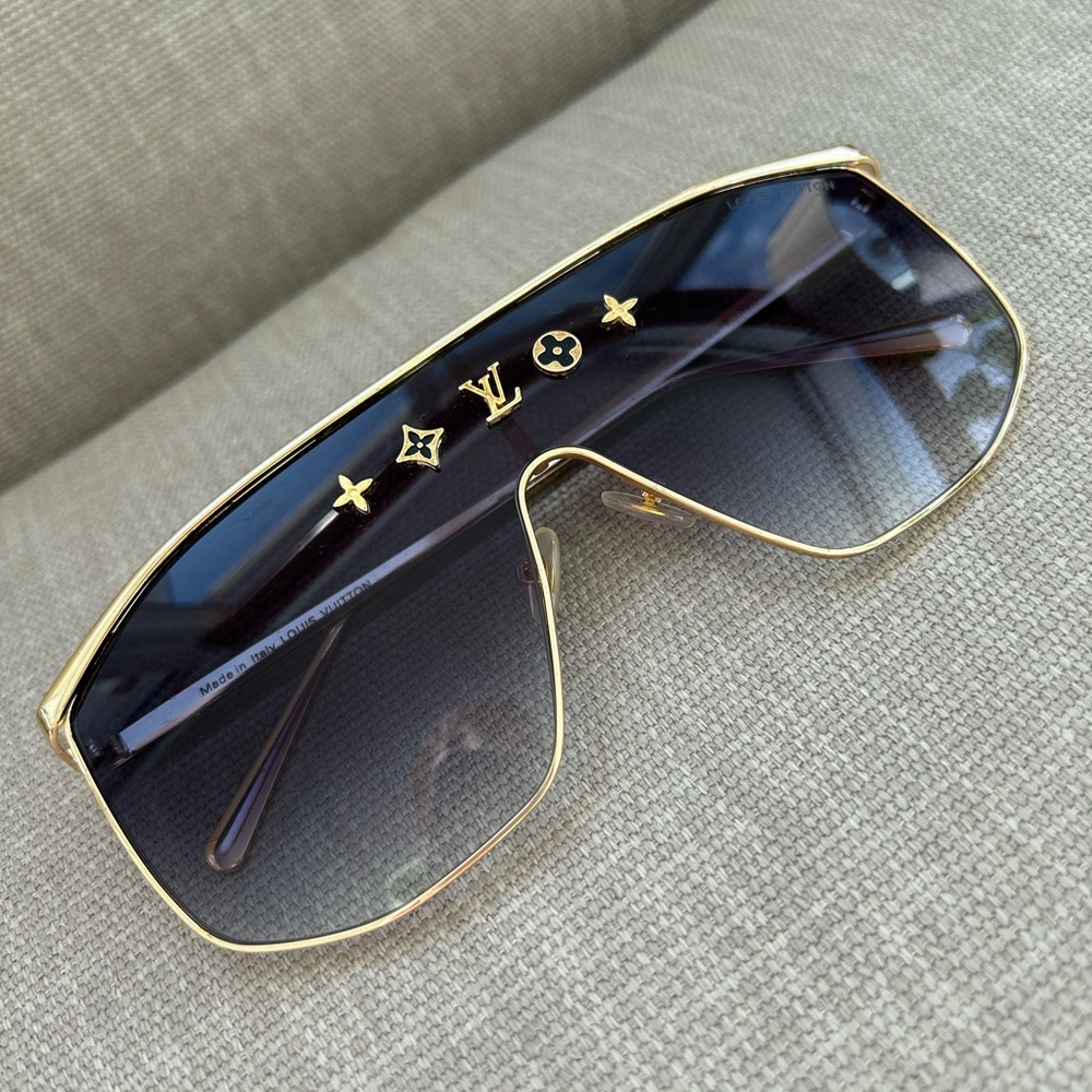 AUTHENTIC Louis Vuitton Gold Frame Sunglasses with Black Gradient Lenses